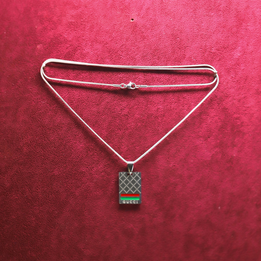 Çelik Çizgili Kolye - Minimalist Tasarım