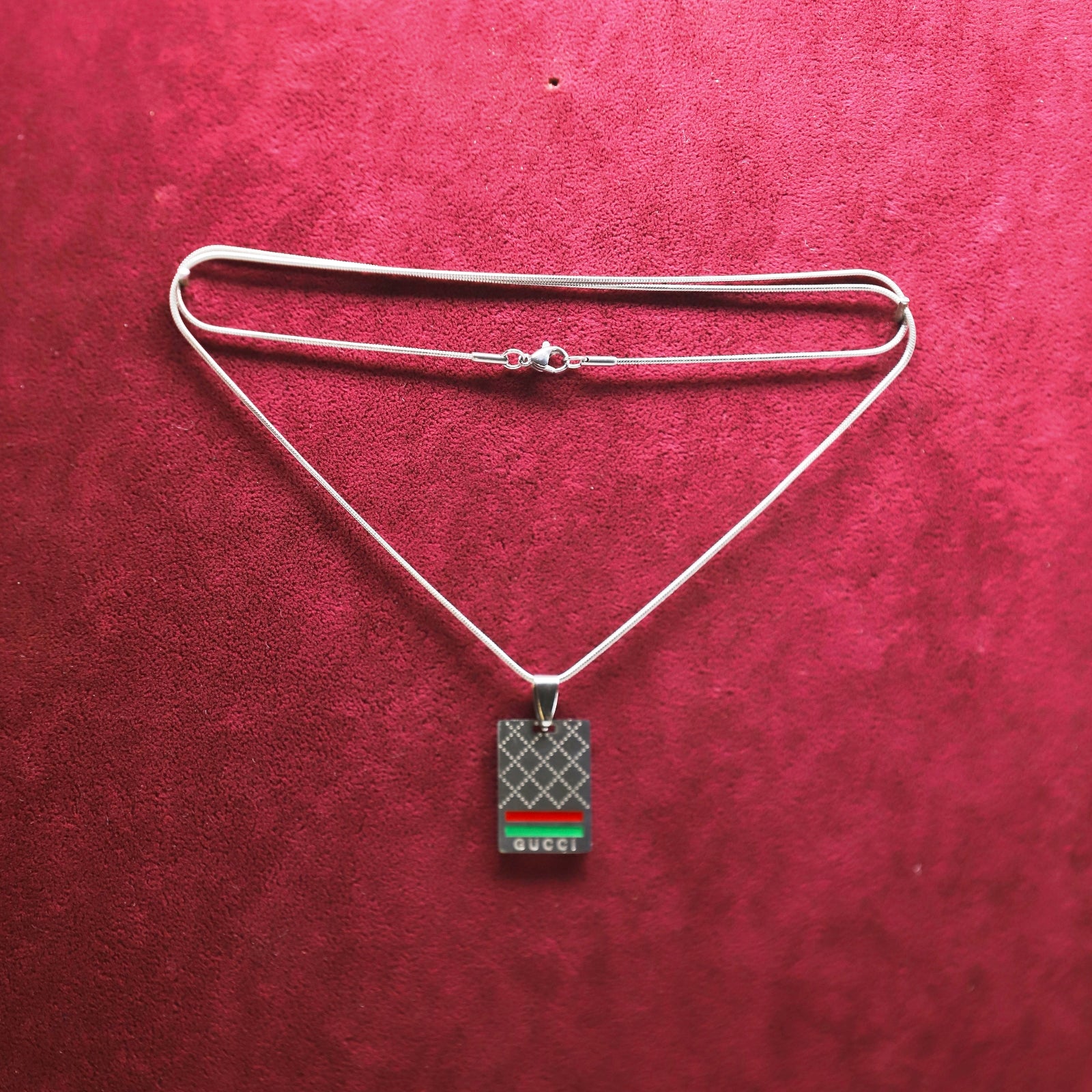 Çelik Çizgili Kolye - Minimalist Tasarım